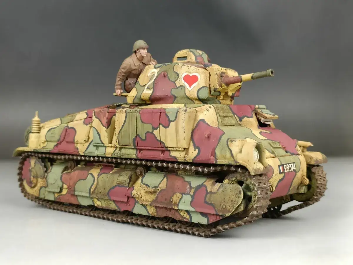 Model czołgu Somua S-35 w kamuflażu, z figurką żołnierza na wieży.