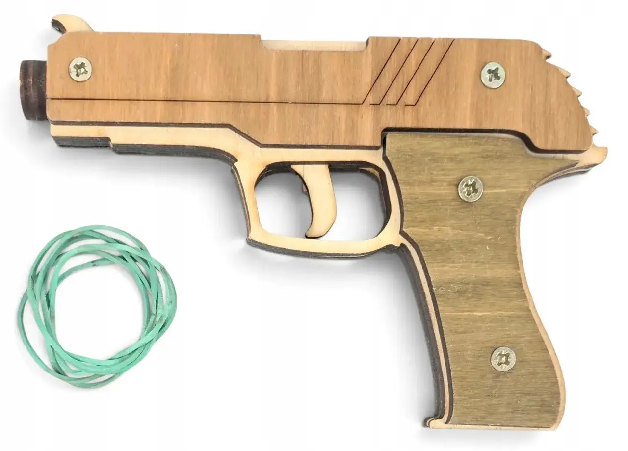 Drewniany pistolet z gumkami recepturkami, gotowy do zabawy.