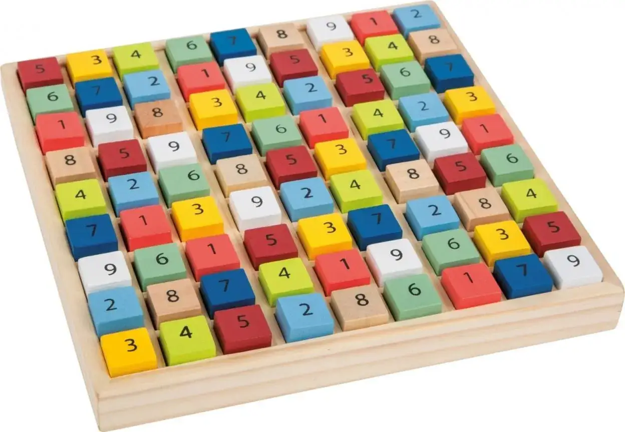 Drewniana plansza z kolorowymi klockami z cyframi, idealna do nauki sudoku zasady dla dzieci.