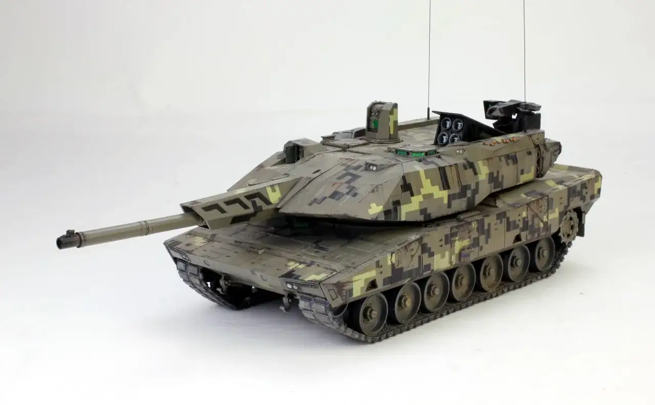 Model czołgu KF51 Panther w kamuflażu cyfrowym, z działem i wyrzutniami rakiet.