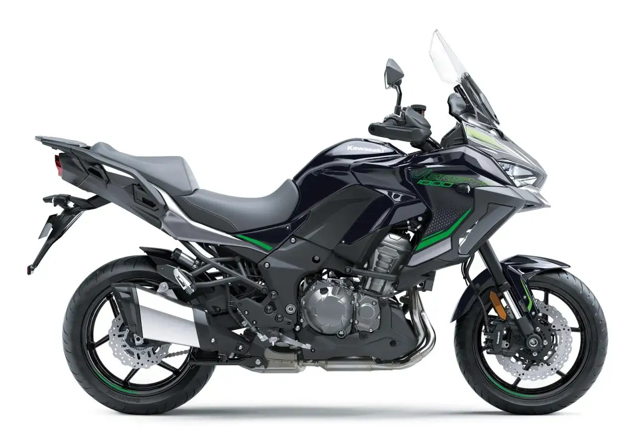 Ciemnogranatowy motocykl Kawasaki Versys 1000 z zielonymi akcentami, jeden z wielu imponujących kawasaki modele, gotowy na przygodę.