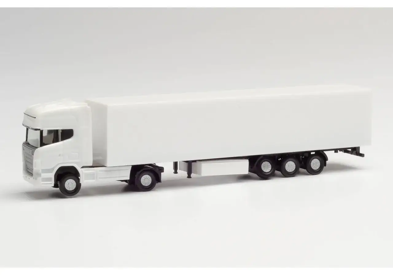 Biały model ciężar&oacute;wki Scania z naczepą, gotowy do transportu.