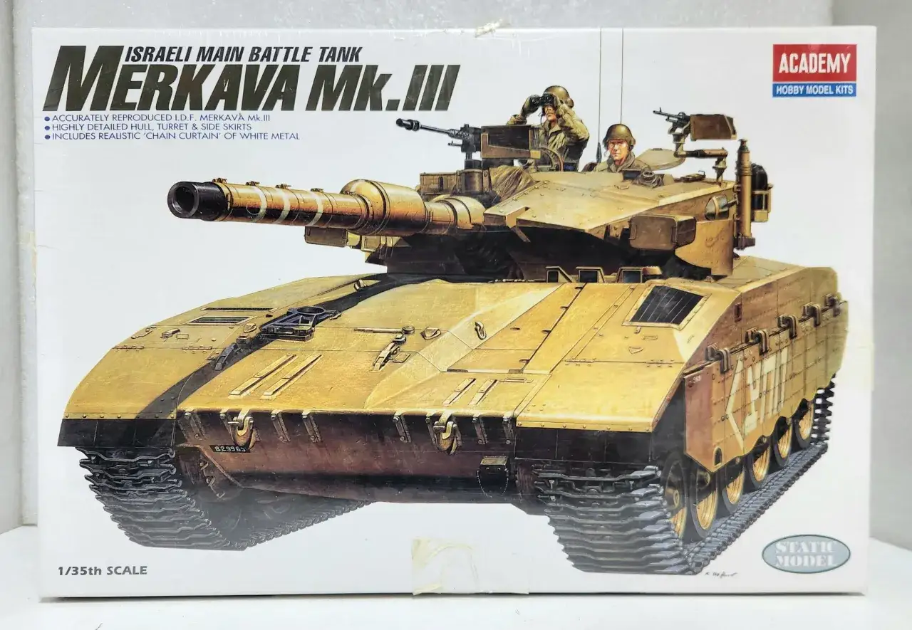 Model czołgu Merkava Mk.3 w skali 1:35, z wiernie odwzorowanym kadłubem, wieżą i osłonami bocznymi.
