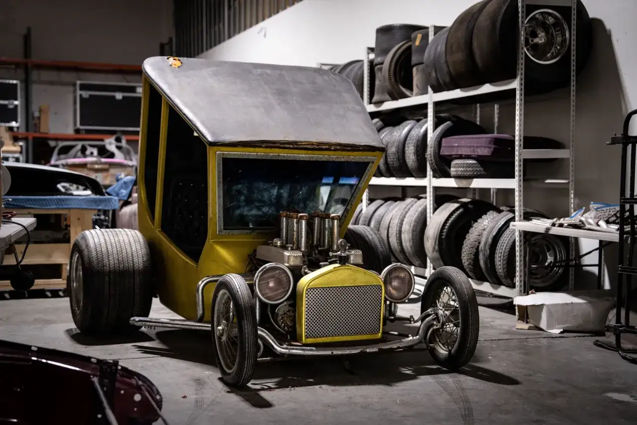 Żółty hot rod z potężnym silnikiem, gotowy na gorącą przejażdżkę.