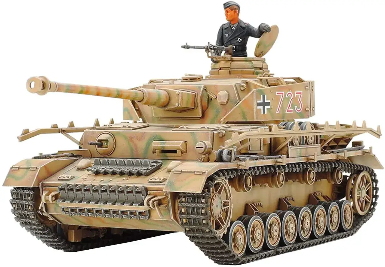 Model panzer 4 g w kamuflażu, z załogantem na wieży.