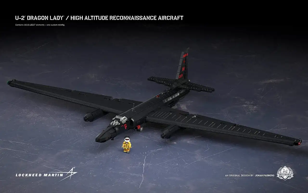 Czarny model samolotu U-2 Dragon Lady z klocków LEGO, obok którego stoi mała figurka pilota.