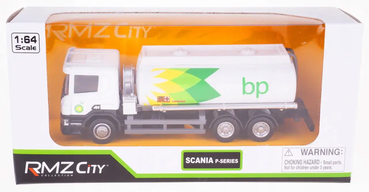 Biała cysterna BP, zabawka w skali 1:64, z logo BP na naczepie i kabinie.