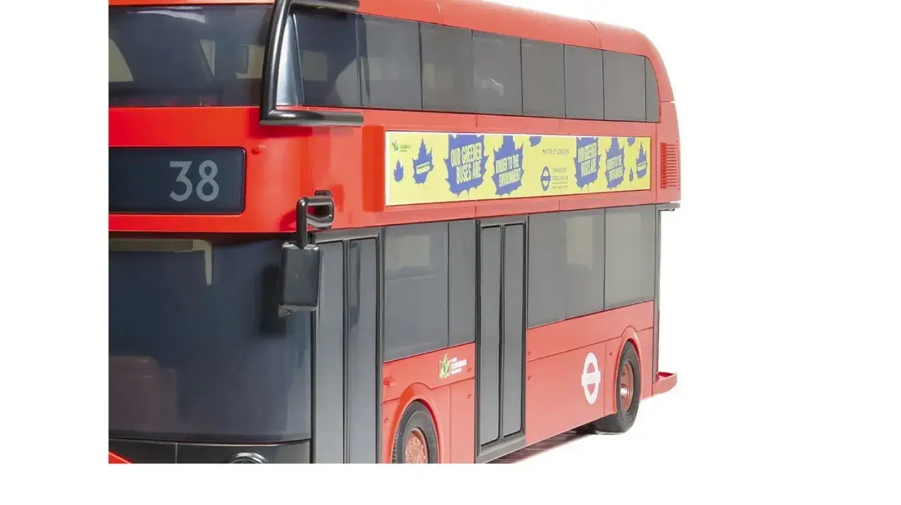 Czerwony, dwupiętrowy autobus londyński z numerem 38 i reklamą 