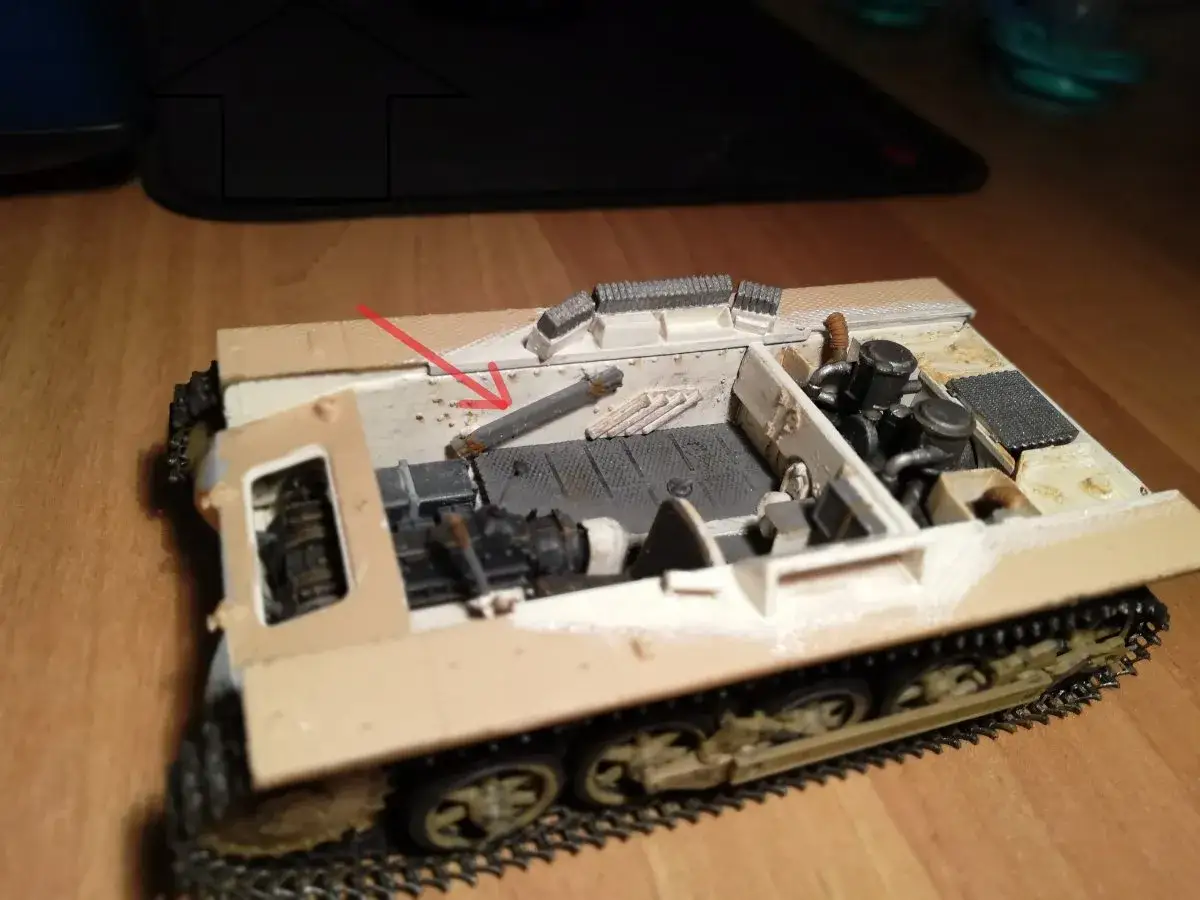 Model Panzerkampfwagen 1 z widocznym wnętrzem i elementami wyposażenia, w tym lufą armaty.
