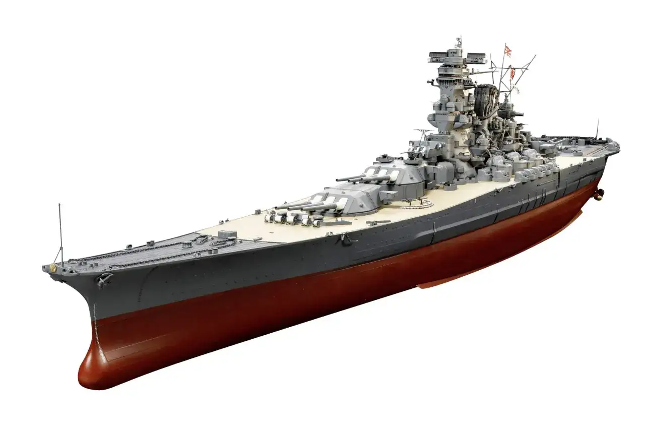 Precyzyjny model pancernika Yamato, z widocznymi działami i wieżami.