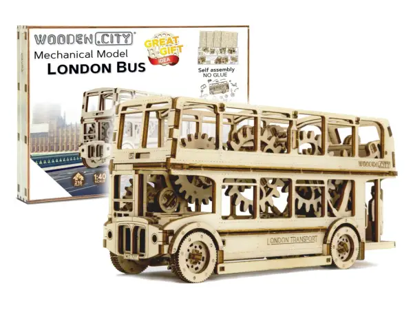 Drewniany, mechaniczny model autobusu londyńskiego z widocznymi zębatkami. Idealny na prezent dla miłośników Anglii.
